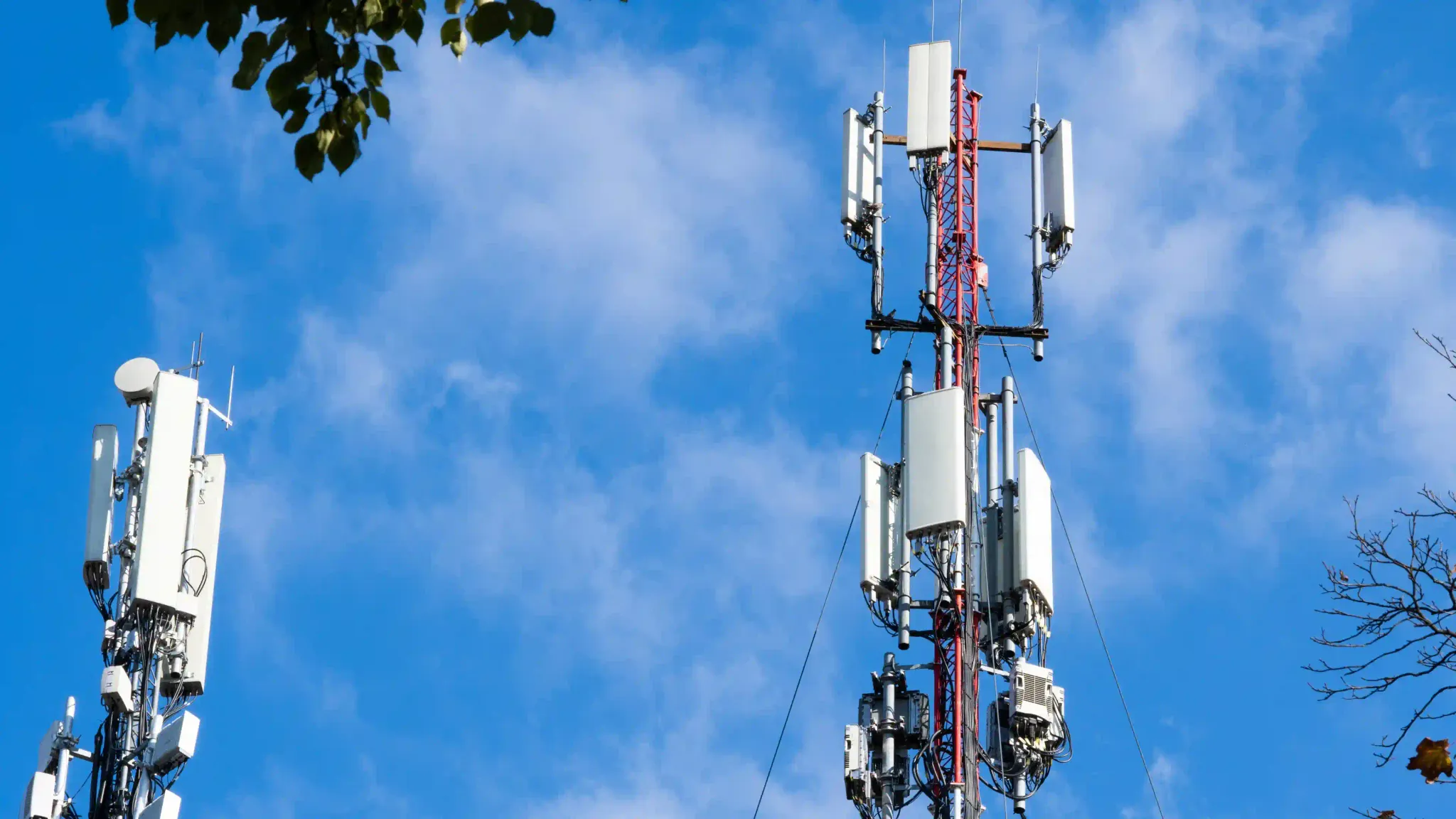 Torres de telefonía celular contra el cielo